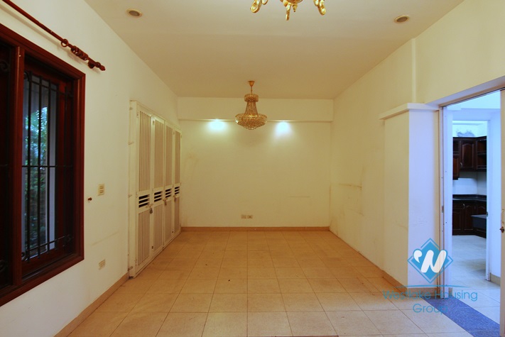 Unfurnished 4 bedrooms house with garage for rent in Xuan Dieu st, Tay Ho area.